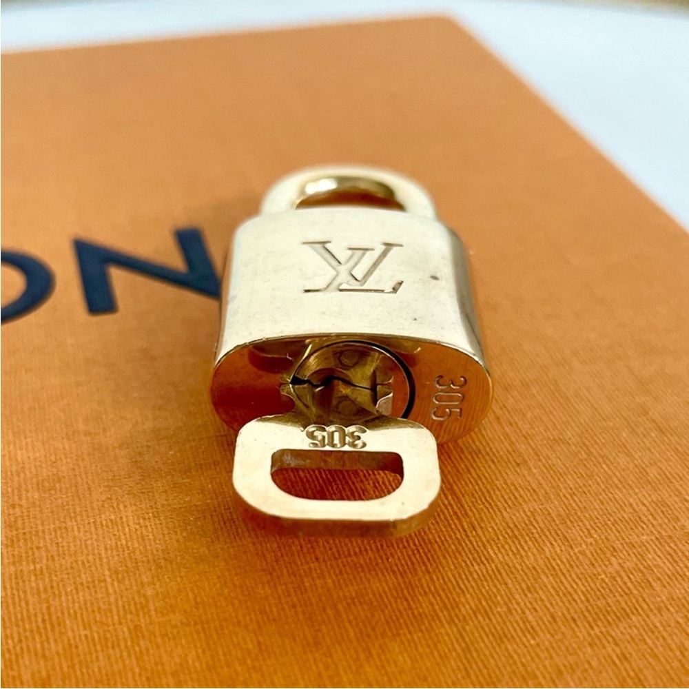 COPY - LV LOCK 🔒 N KEY 🔑 AUTHENTIC 🔒$49 auction price tonight. Many available